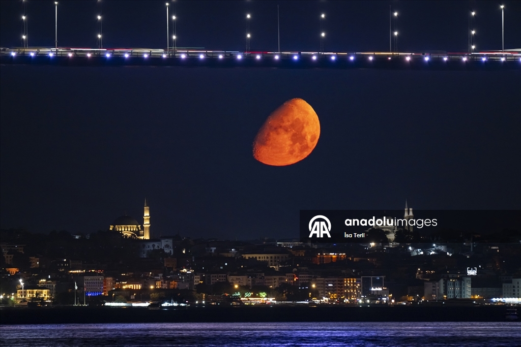İstanbul'da Ay