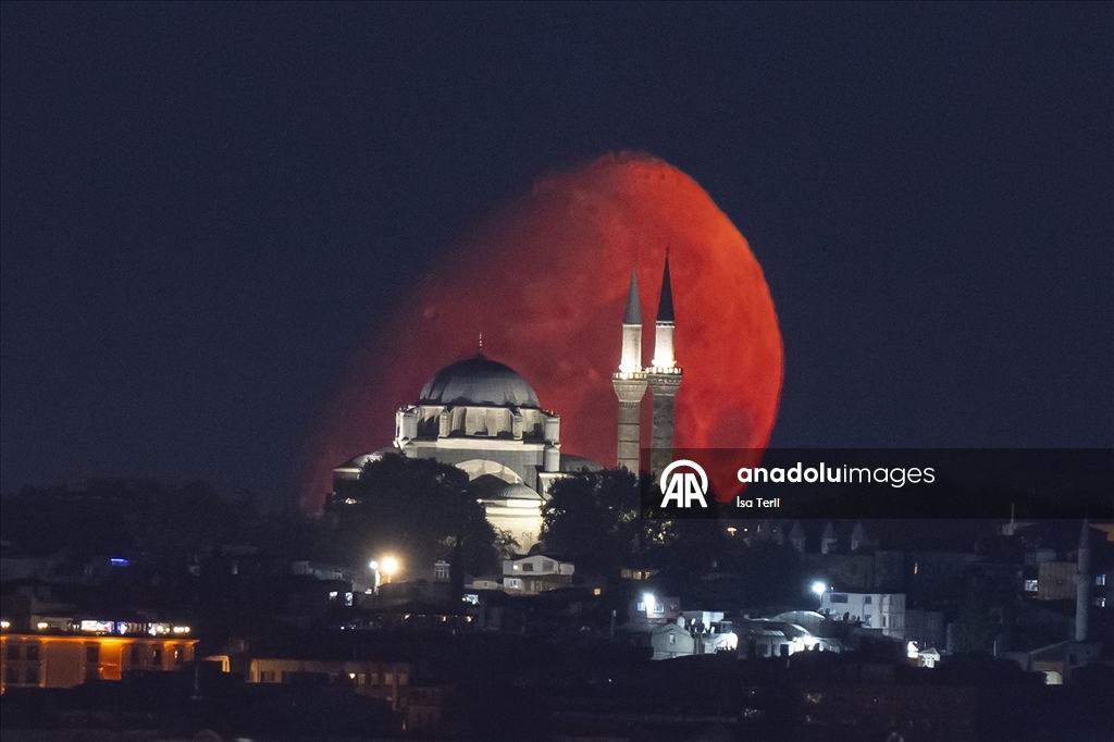 İstanbul'da Ay