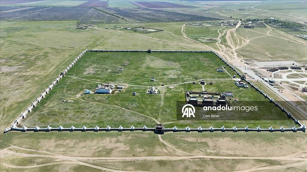 Moğolistan'da Gobi Çölü ve Cengiz Han Atlı Heykeli dron ile görüntüledi