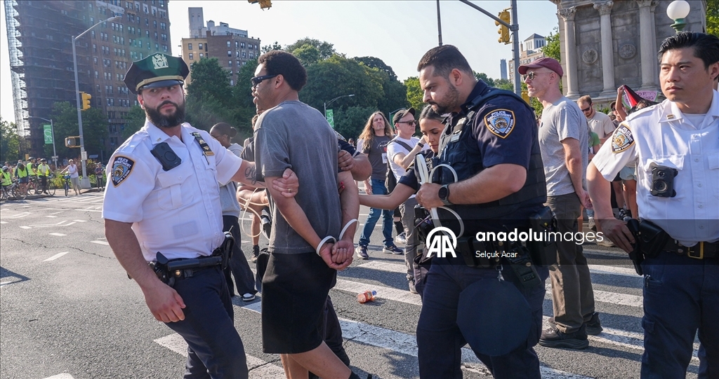 Gazze’ye destek amacıyla New York'ta yolu kapatan aileler, gösteri düzenledi