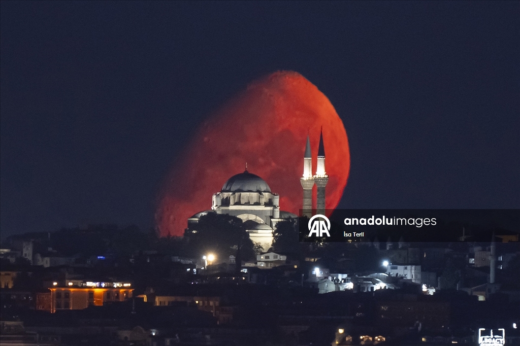 İstanbul'da Ay