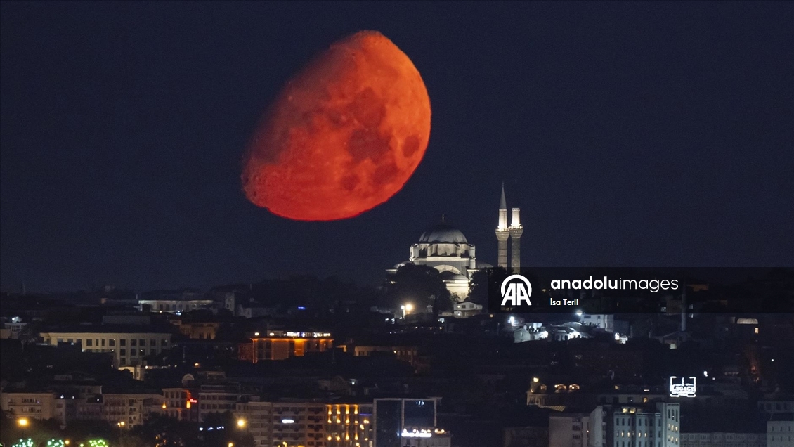 İstanbul'da Ay