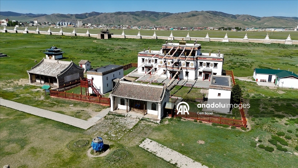Moğolistan'da Gobi Çölü ve Cengiz Han Atlı Heykeli dron ile görüntüledi