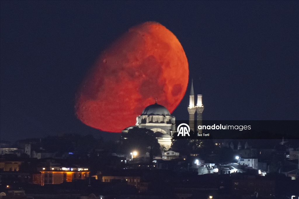 İstanbul'da Ay
