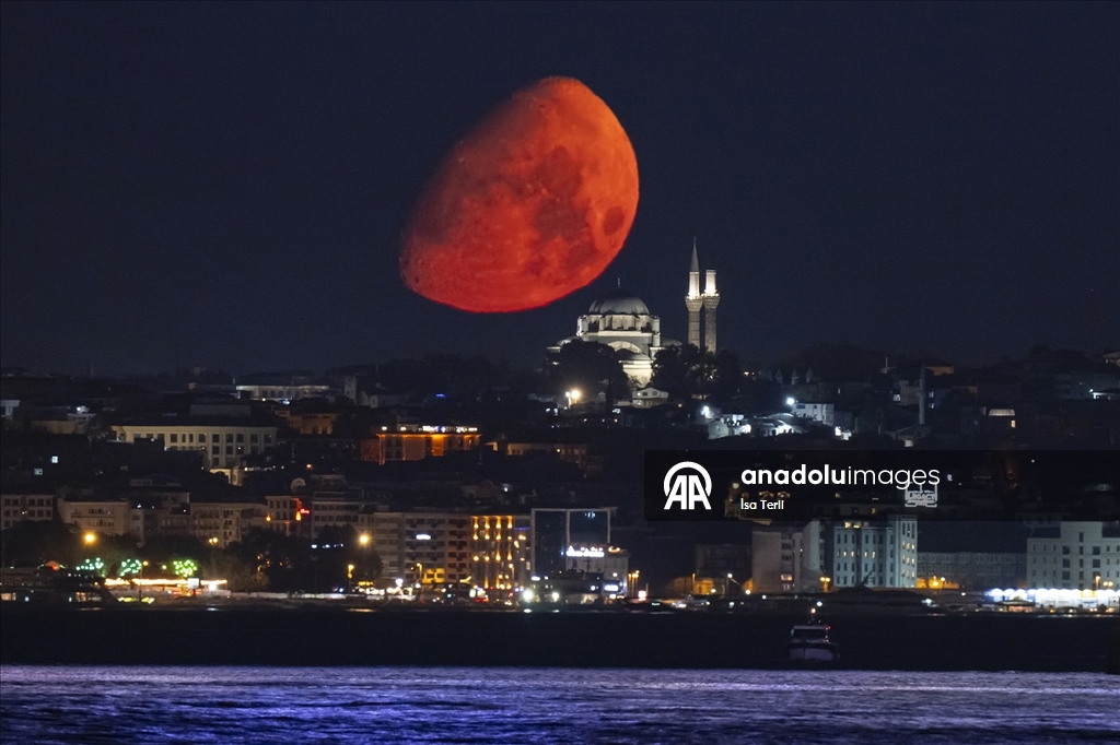 İstanbul'da Ay