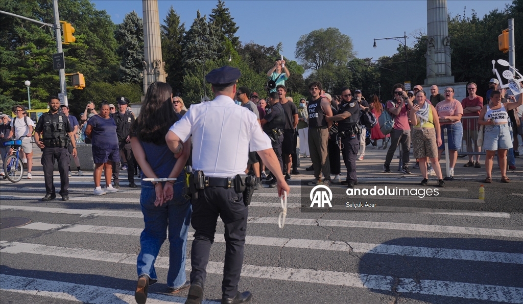 Gazze’ye destek amacıyla New York'ta yolu kapatan aileler, gösteri düzenledi