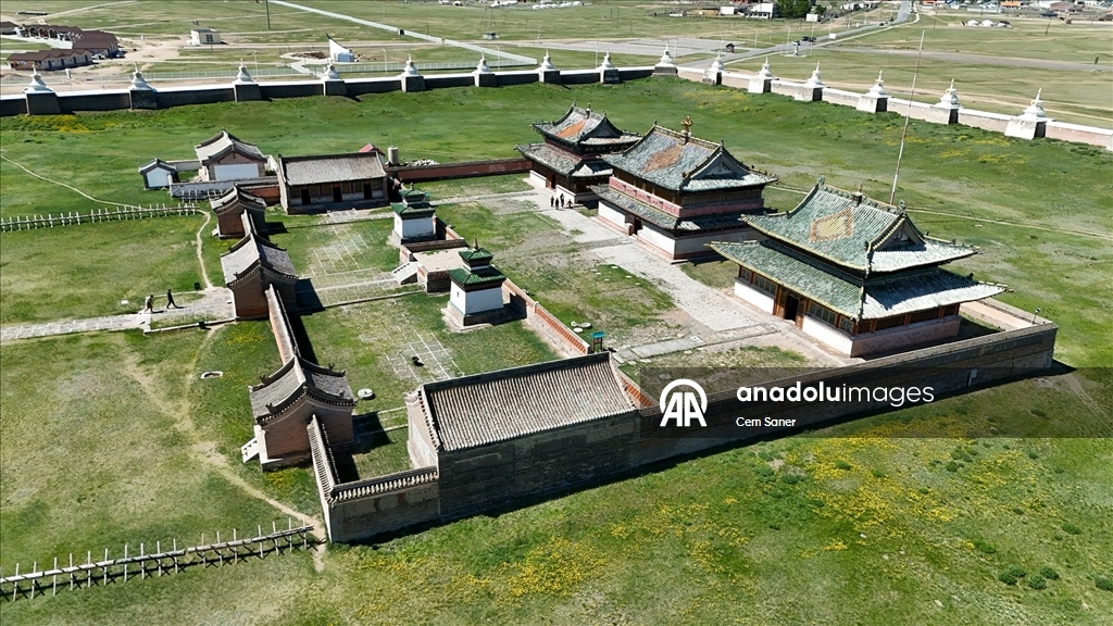 Moğolistan'da Gobi Çölü ve Cengiz Han Atlı Heykeli dron ile görüntüledi