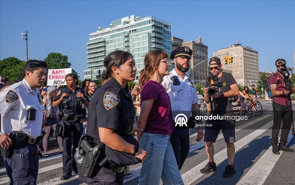 Gazze’ye destek amacıyla New York'ta yolu kapatan aileler, gösteri düzenledi