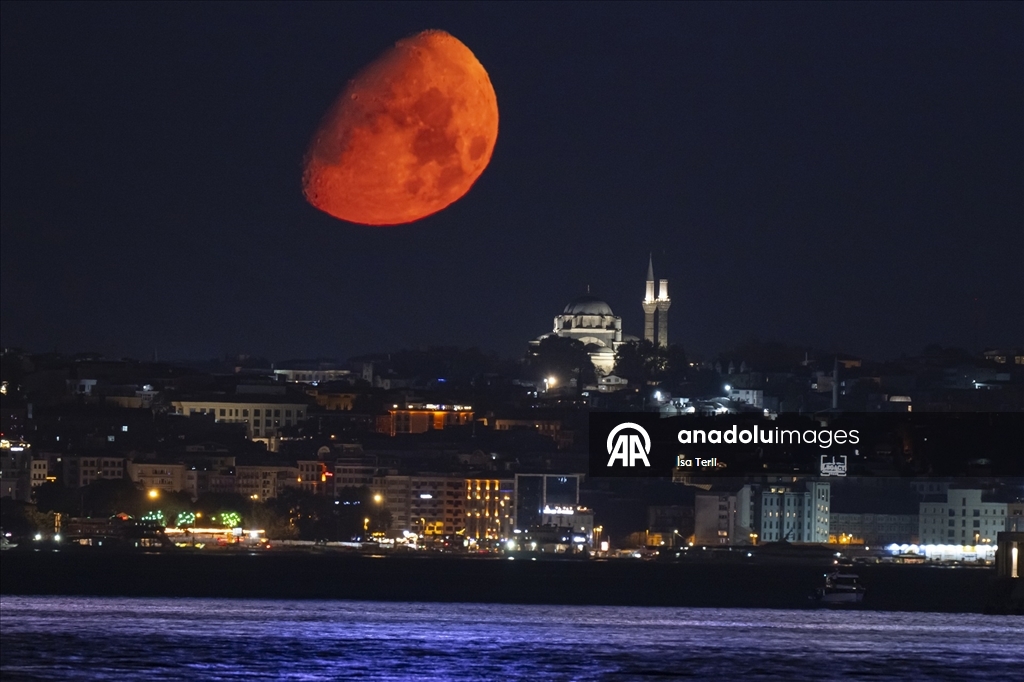 İstanbul'da Ay