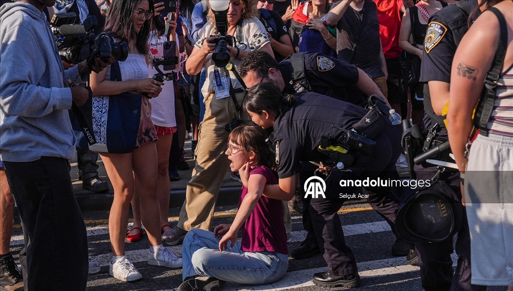 Gazze’ye destek amacıyla New York'ta yolu kapatan aileler, gösteri düzenledi