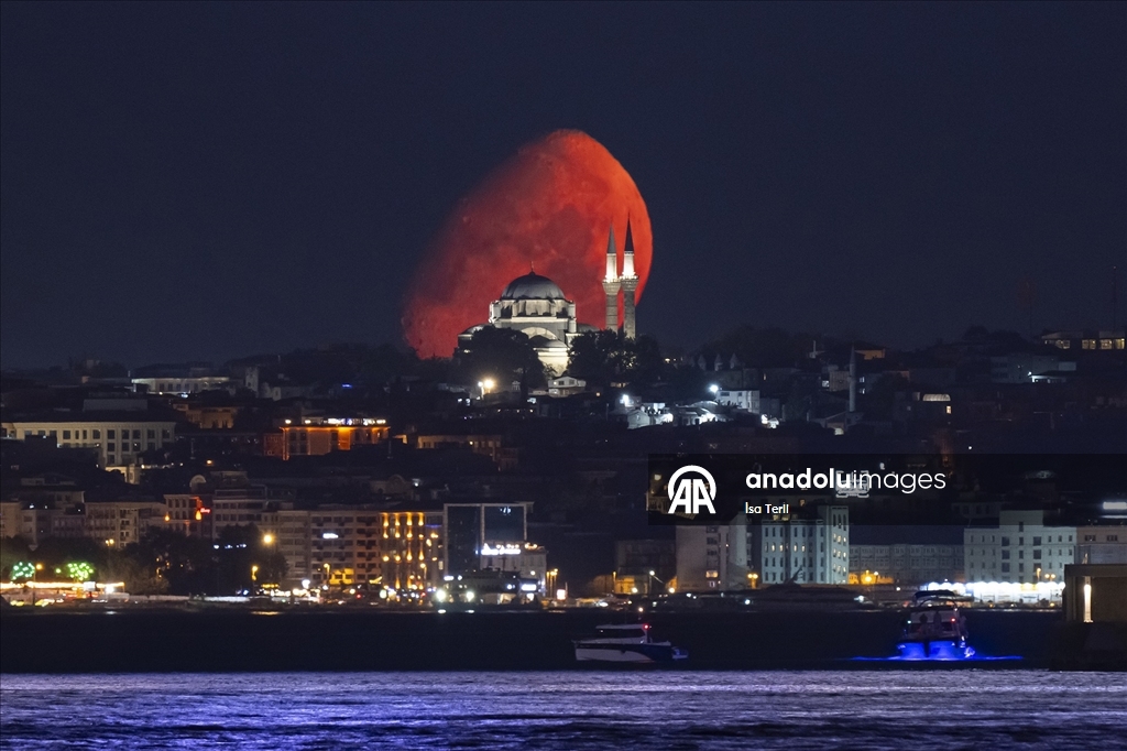 İstanbul'da Ay