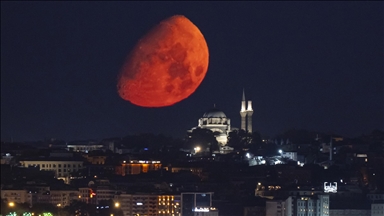 İstanbul'da Ay