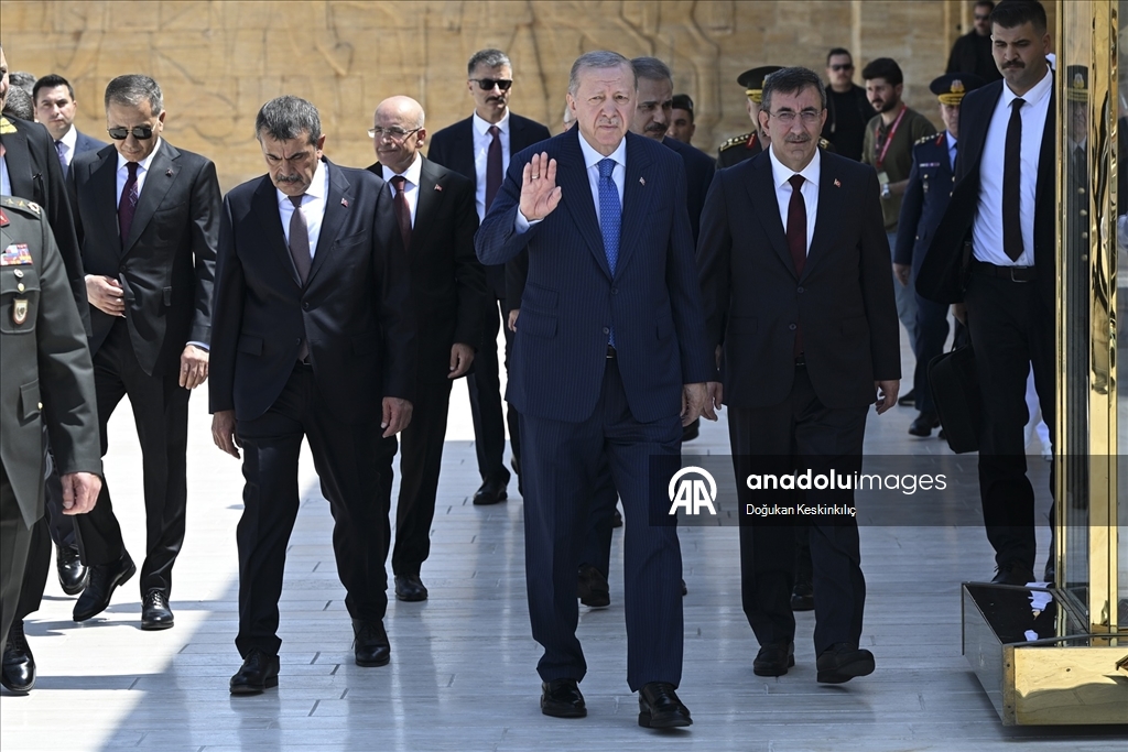 Cumhurbaşkanı Erdoğan başkanlığındaki YAŞ üyeleri Anıtkabir'i ziyaret etti