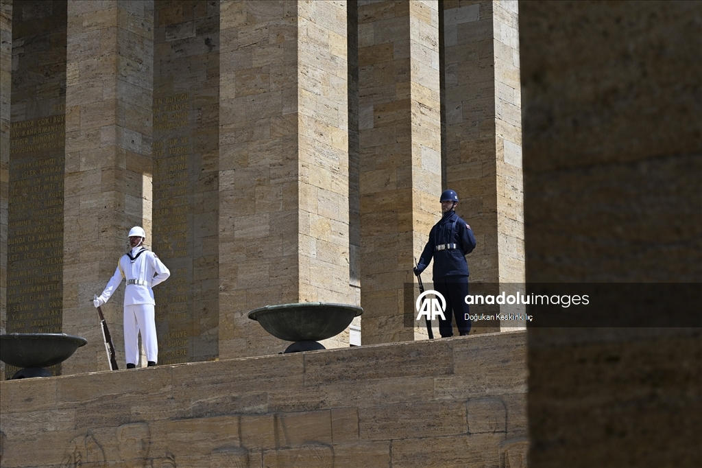Cumhurbaşkanı Erdoğan başkanlığındaki YAŞ üyeleri Anıtkabir'i ziyaret etti