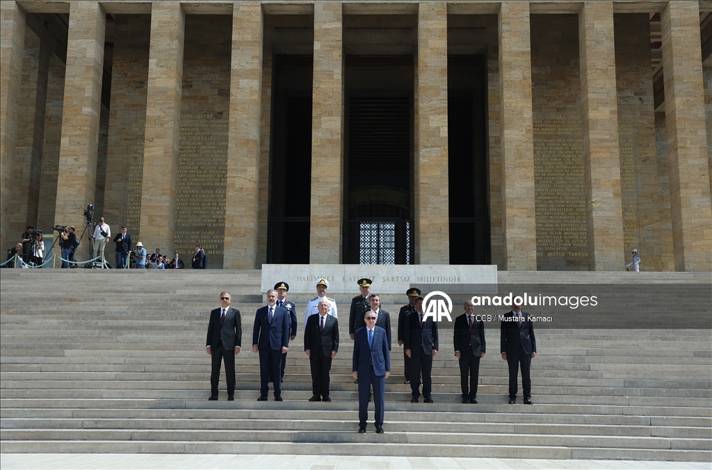 Cumhurbaşkanı Erdoğan başkanlığındaki YAŞ üyeleri Anıtkabir'i ziyaret etti