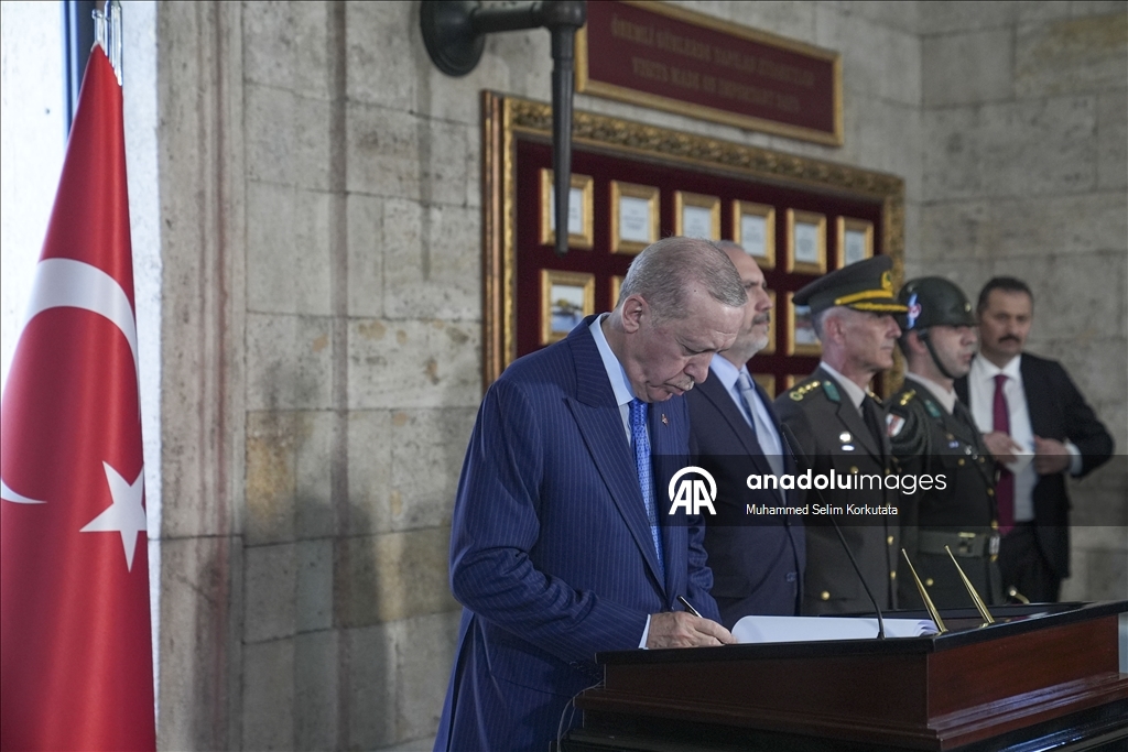 Cumhurbaşkanı Erdoğan başkanlığındaki YAŞ üyeleri Anıtkabir'i ziyaret etti