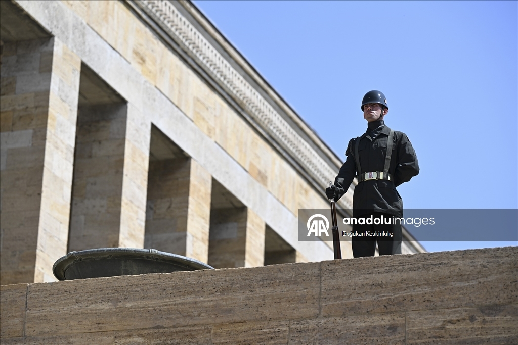 Cumhurbaşkanı Erdoğan başkanlığındaki YAŞ üyeleri Anıtkabir'i ziyaret etti