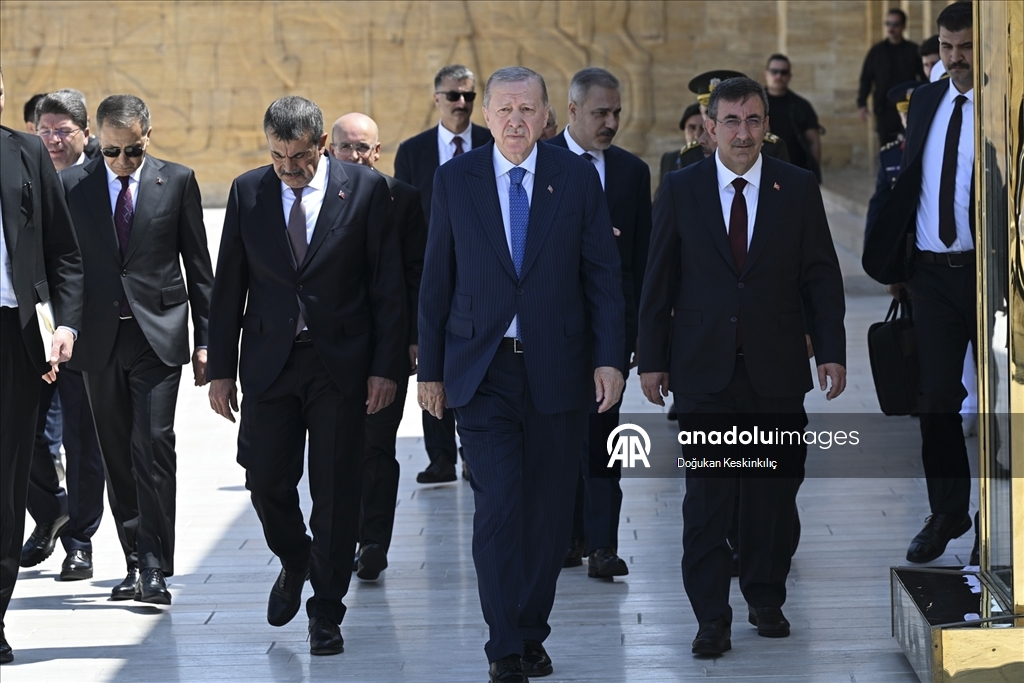 Cumhurbaşkanı Erdoğan başkanlığındaki YAŞ üyeleri Anıtkabir'i ziyaret etti