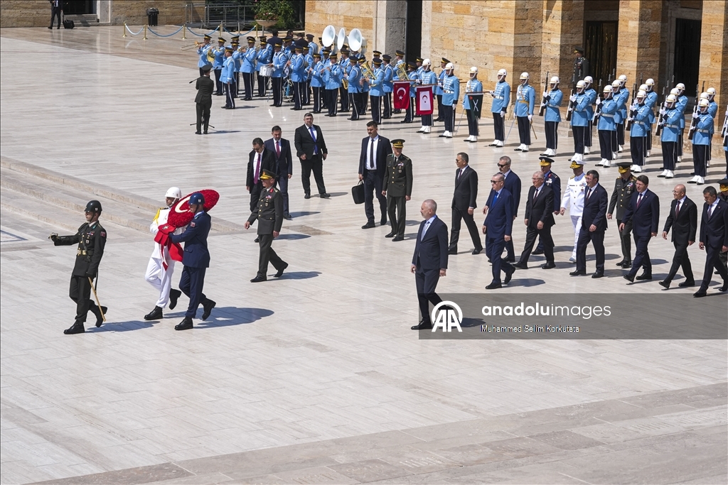Cumhurbaşkanı Erdoğan başkanlığındaki YAŞ üyeleri Anıtkabir'i ziyaret etti