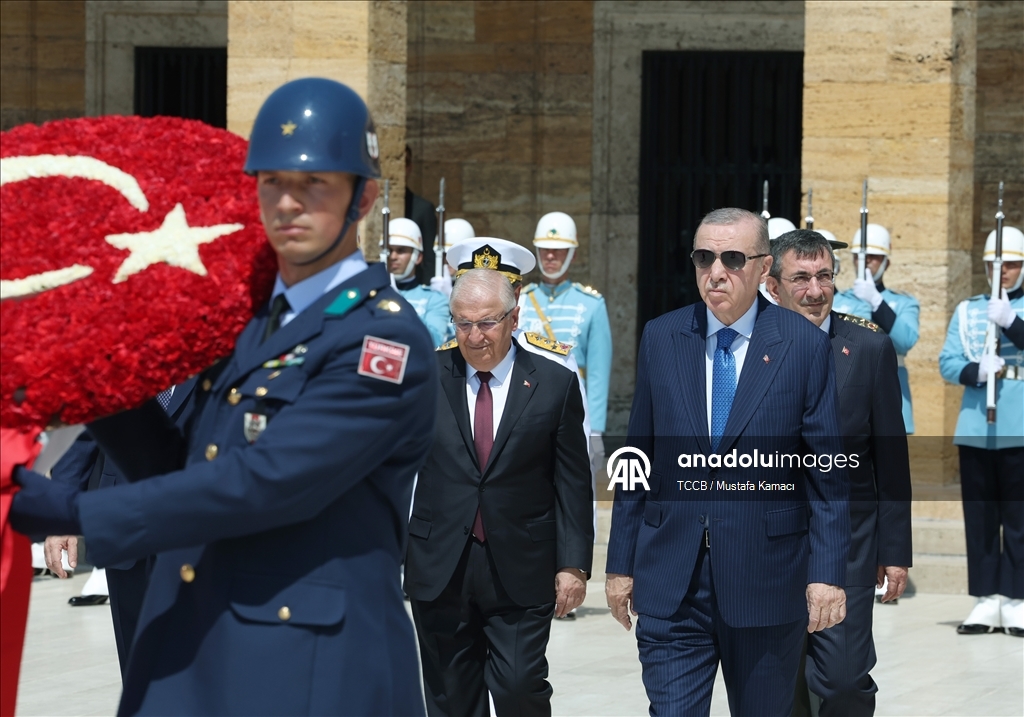 Cumhurbaşkanı Erdoğan başkanlığındaki YAŞ üyeleri Anıtkabir'i ziyaret etti