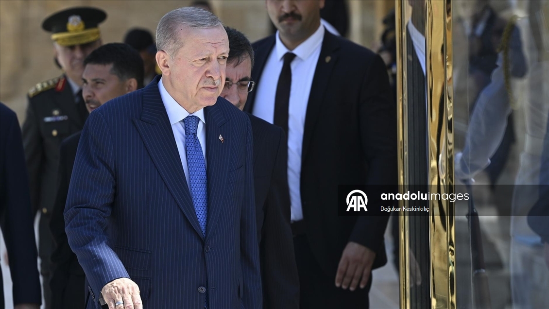 Cumhurbaşkanı Erdoğan başkanlığındaki YAŞ üyeleri Anıtkabir'i ziyaret etti