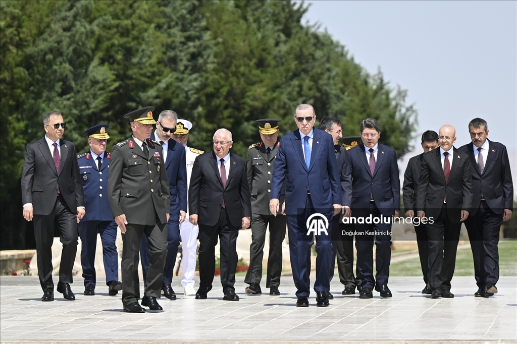 Cumhurbaşkanı Erdoğan başkanlığındaki YAŞ üyeleri Anıtkabir'i ziyaret etti