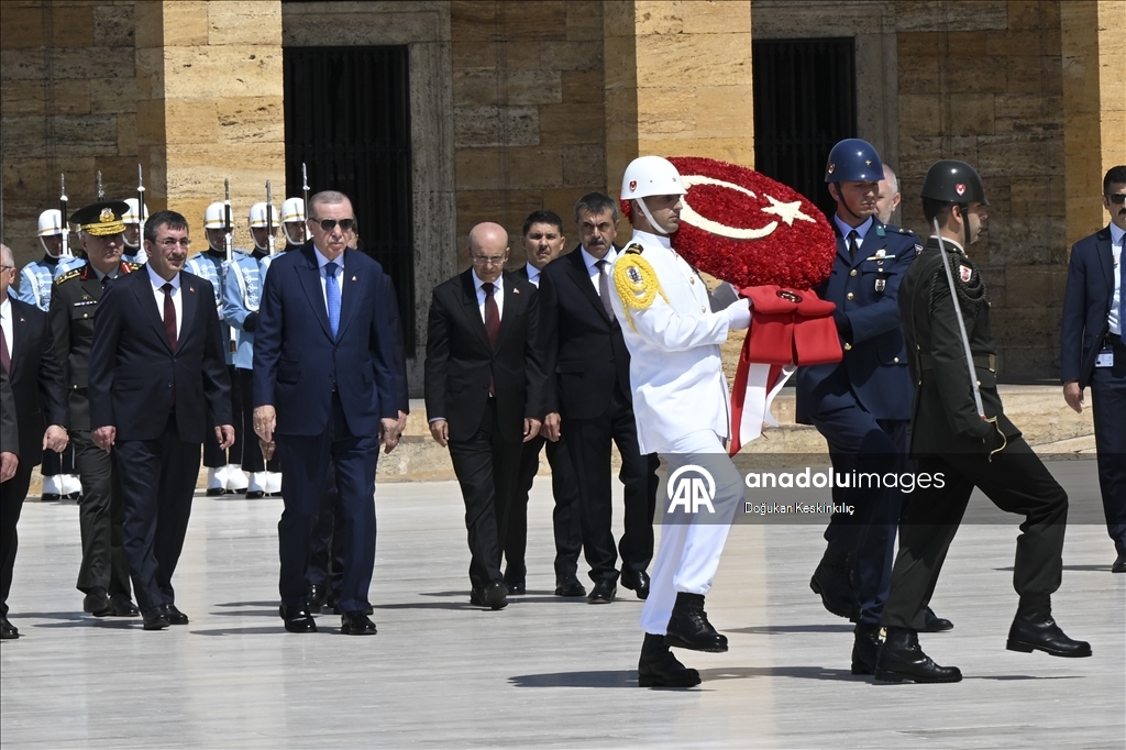 Cumhurbaşkanı Erdoğan başkanlığındaki YAŞ üyeleri Anıtkabir'i ziyaret etti