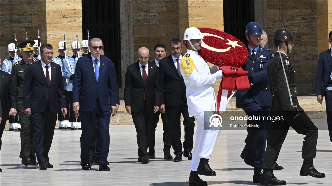 Cumhurbaşkanı Erdoğan başkanlığındaki YAŞ üyeleri Anıtkabir'i ziyaret etti
