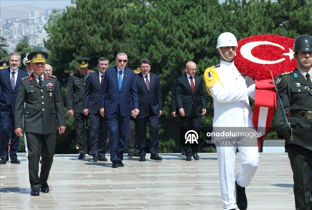 Cumhurbaşkanı Erdoğan başkanlığındaki YAŞ üyeleri Anıtkabir'i ziyaret etti