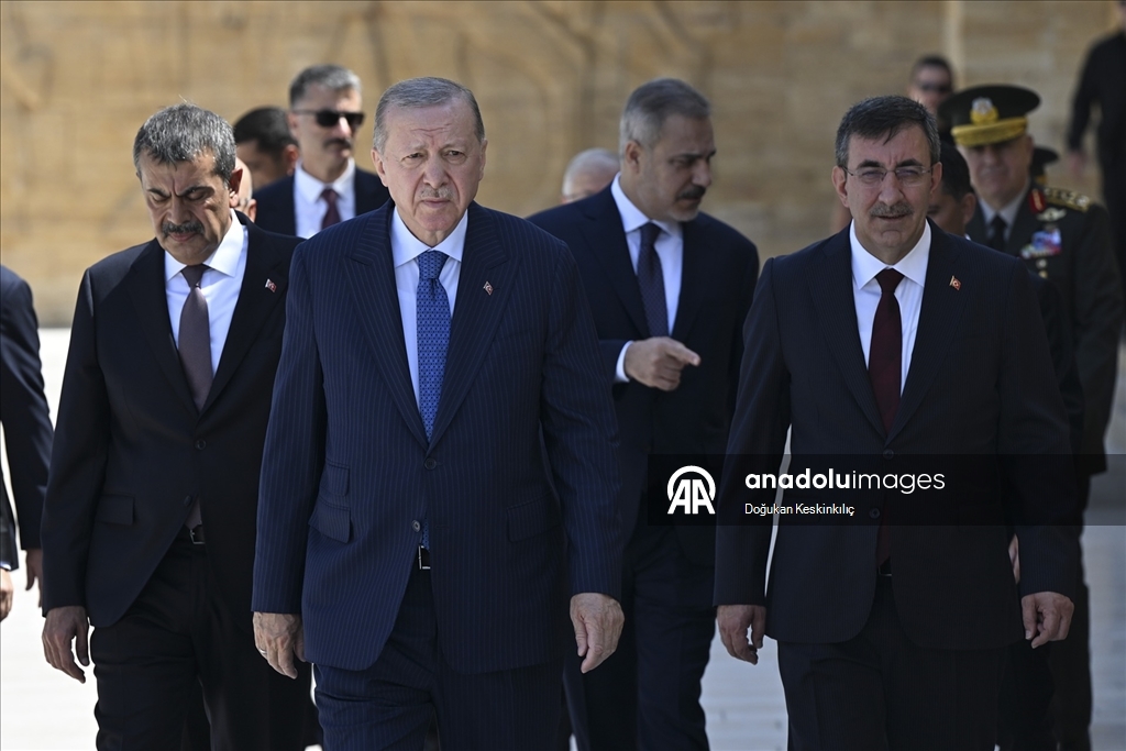 Cumhurbaşkanı Erdoğan başkanlığındaki YAŞ üyeleri Anıtkabir'i ziyaret etti