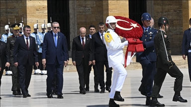Cumhurbaşkanı Erdoğan başkanlığındaki YAŞ üyeleri Anıtkabir'i ziyaret etti