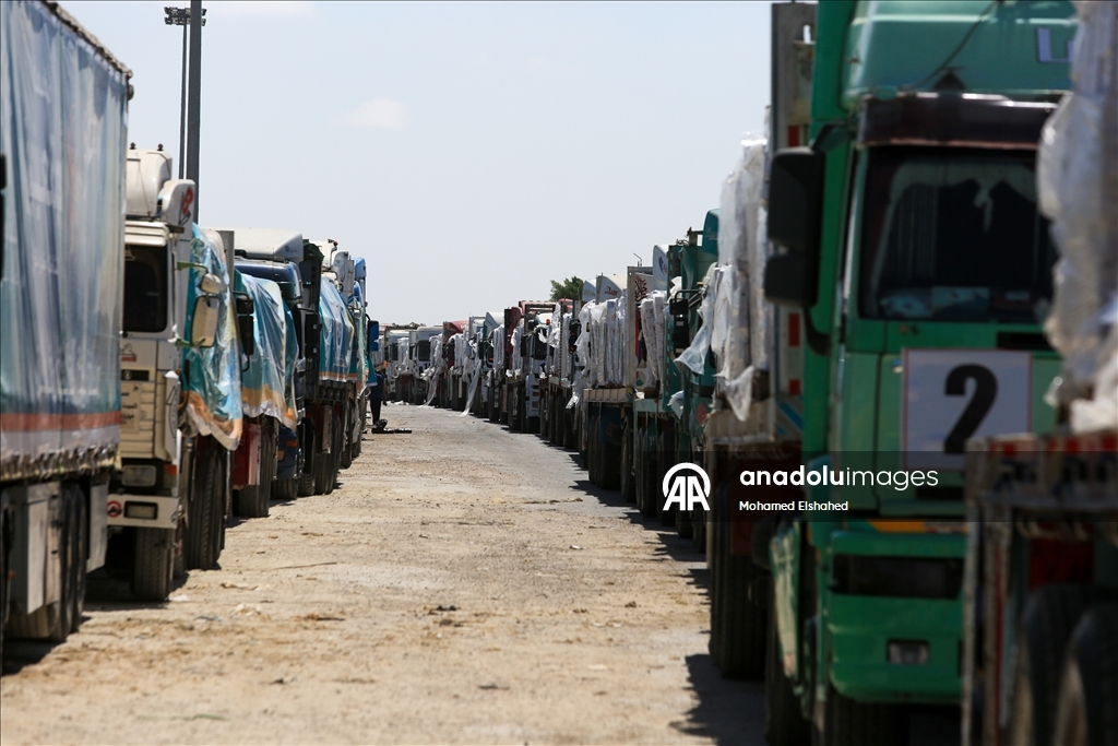 İnsani yardım tırları Refah’ta geçiş için bekliyor