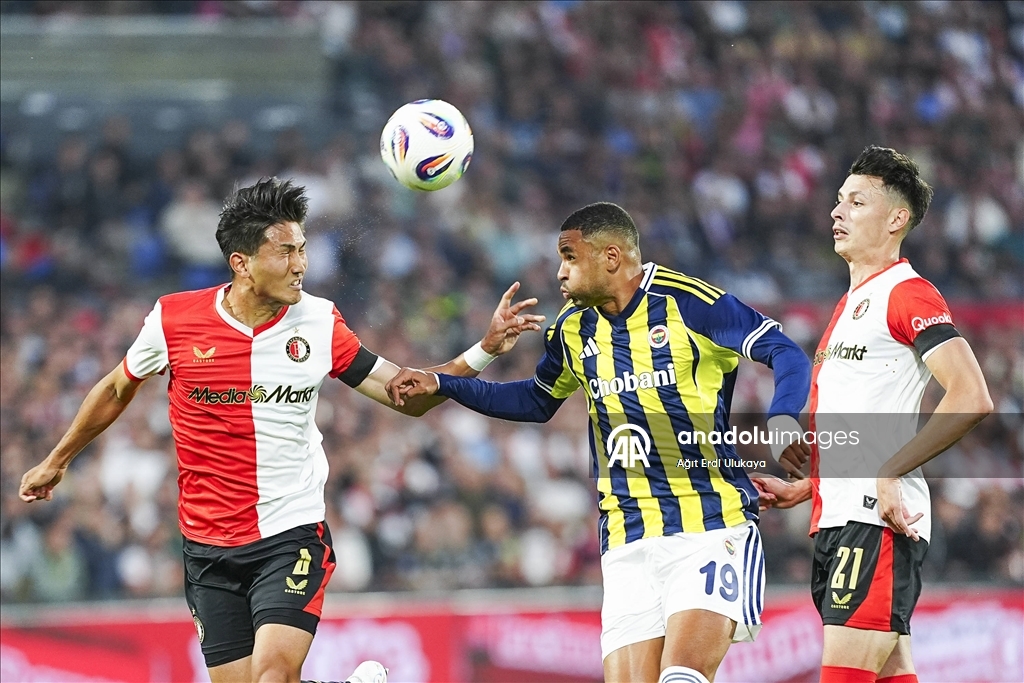 Fenerbahçe, UEFA Şampiyonlar Ligi 3. eleme turunda Feyenoord'a deplasmanda 2-1 mağlup oldu.