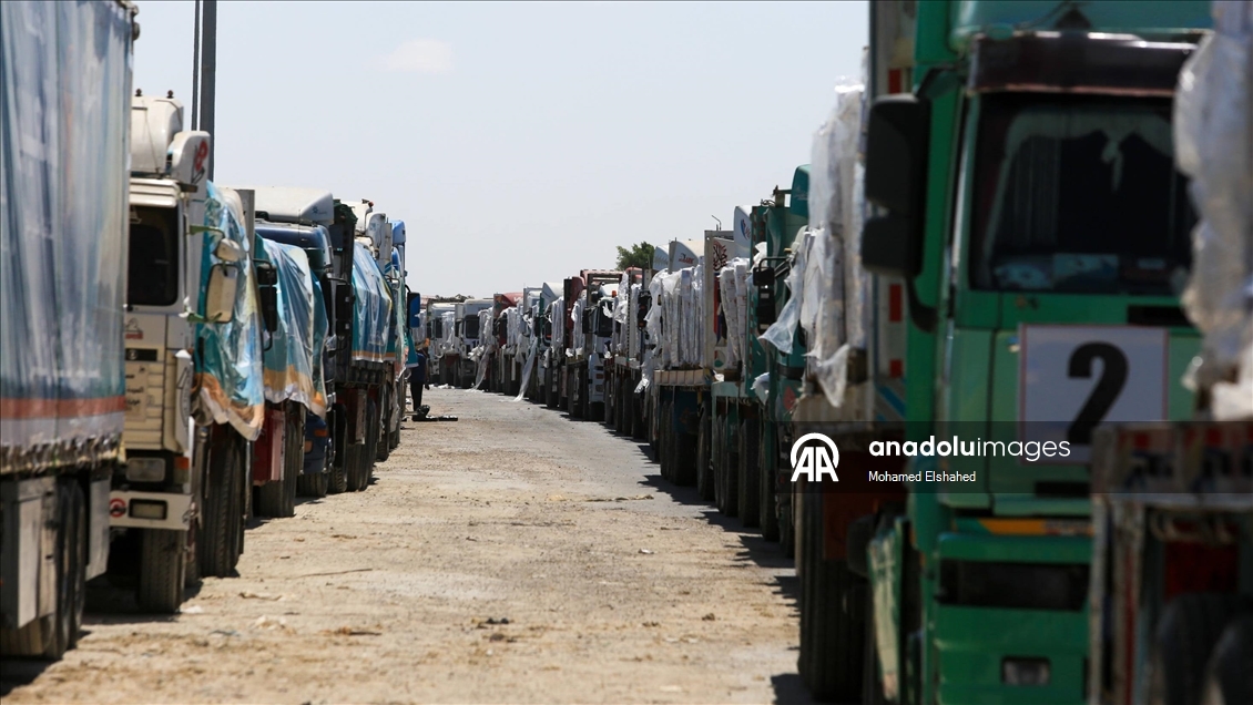 İnsani yardım tırları Refah’ta geçiş için bekliyor