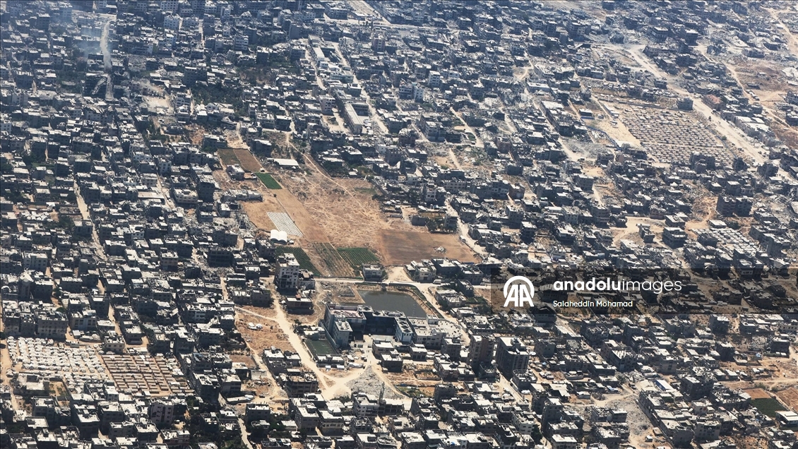 Gazze'ye havadan insani yardım malzemeleri indirildi