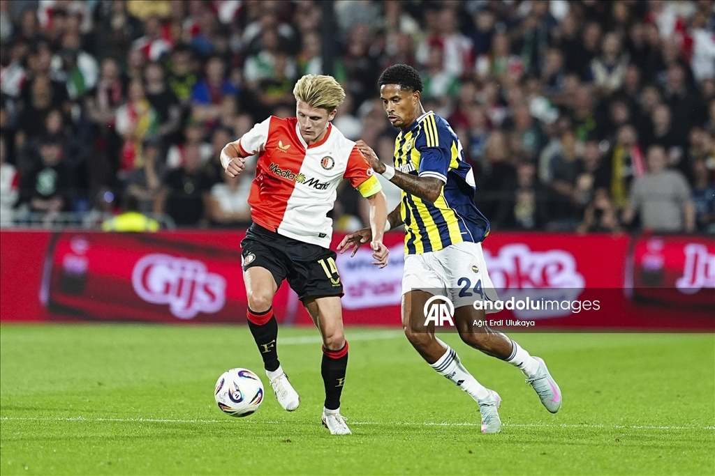Fenerbahçe, UEFA Şampiyonlar Ligi 3. eleme turunda Feyenoord'a deplasmanda 2-1 mağlup oldu.