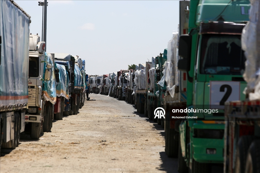 İnsani yardım tırları Refah’ta geçiş için bekliyor