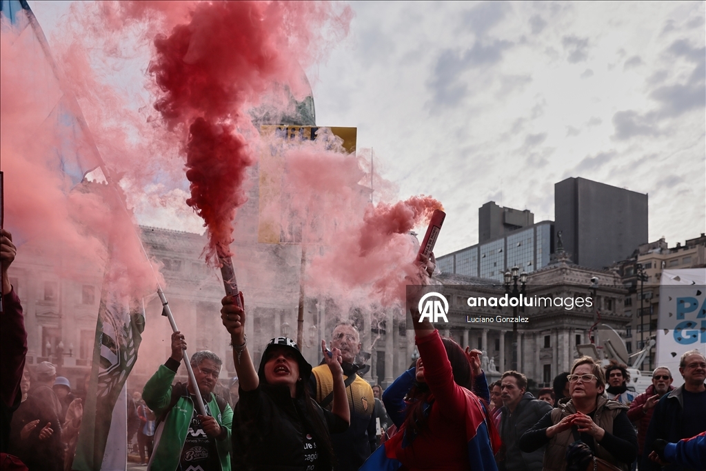 В Буэнос-Айресе полиция разогнала протест за повышение пенсионных выплат