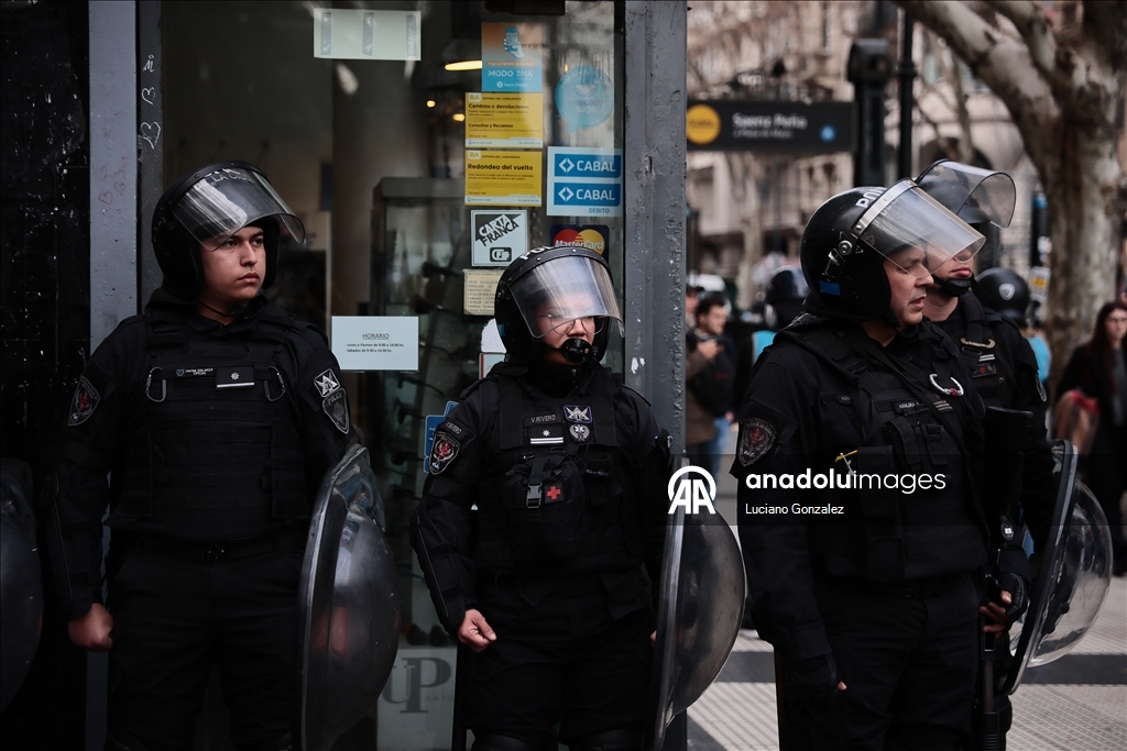 В Буэнос-Айресе полиция разогнала протест за повышение пенсионных выплат