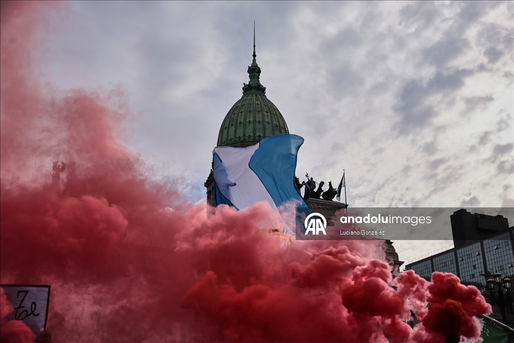 В Буэнос-Айресе полиция разогнала протест за повышение пенсионных выплат
