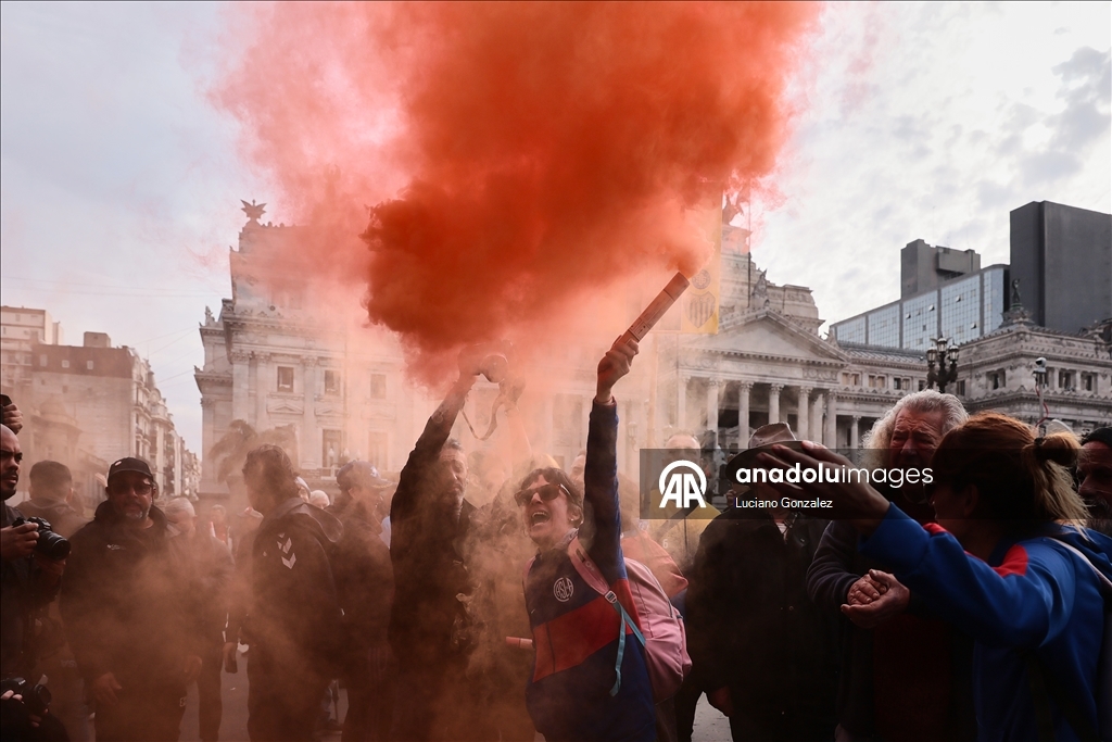 В Буэнос-Айресе полиция разогнала протест за повышение пенсионных выплат