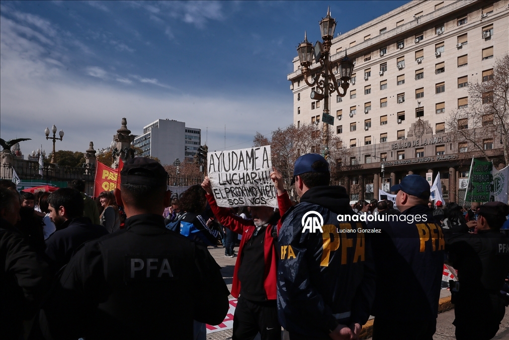 В Буэнос-Айресе полиция разогнала протест за повышение пенсионных выплат