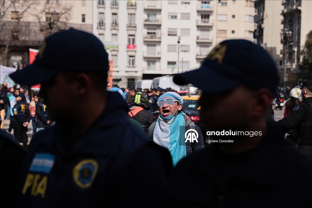 В Буэнос-Айресе полиция разогнала протест за повышение пенсионных выплат