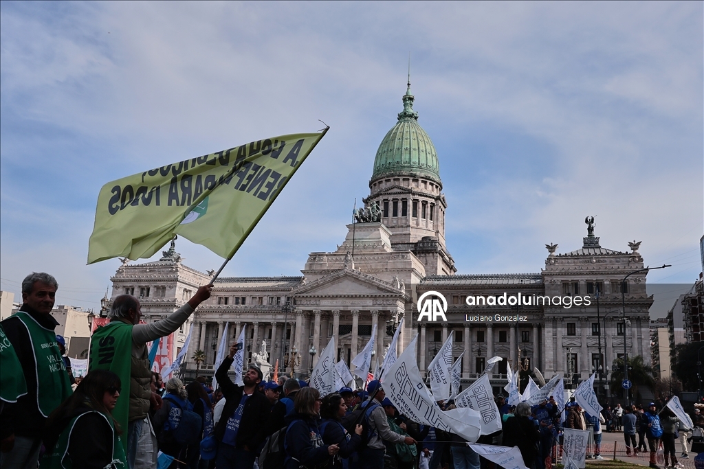 В Буэнос-Айресе полиция разогнала протест за повышение пенсионных выплат