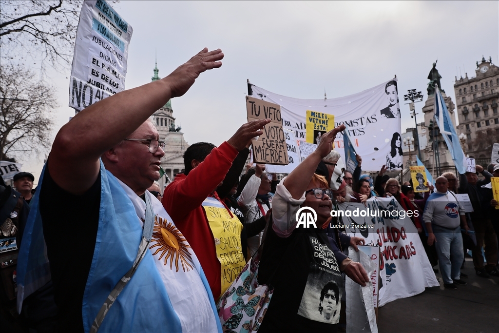 В Буэнос-Айресе полиция разогнала протест за повышение пенсионных выплат