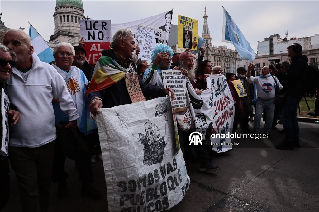 В Буэнос-Айресе полиция разогнала протест за повышение пенсионных выплат