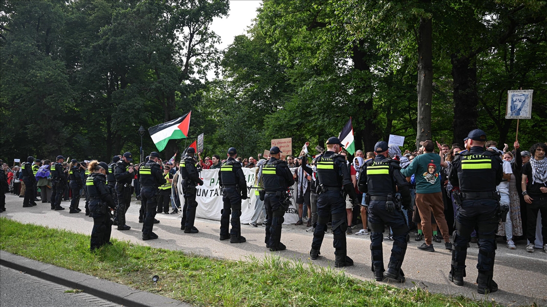 Hollanda Parlamentosu önünde düzenlenen Filistin'e destek gösterisine polis müdahale etti