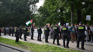 Hollanda Parlamentosu önünde düzenlenen Filistin'e destek gösterisine polis müdahale etti