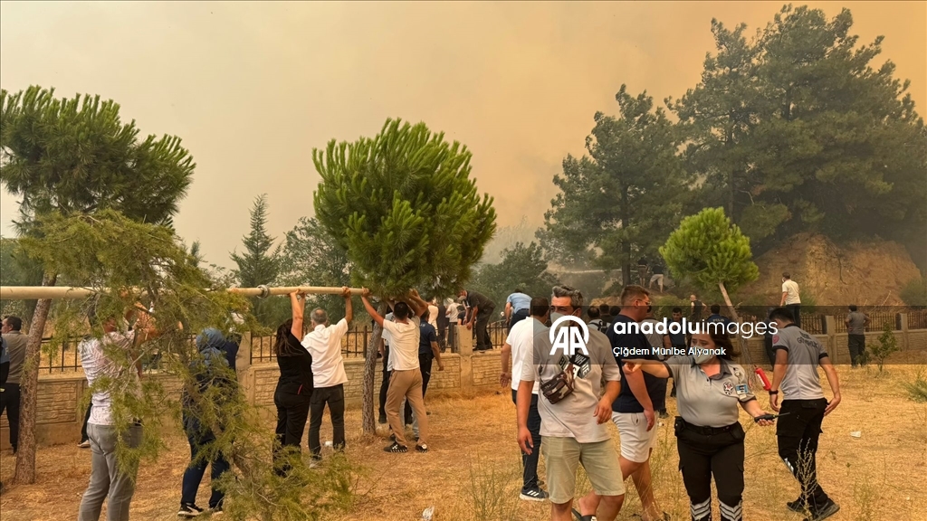 Çanakkale'de tarım arazisinde başlayıp ormana sıçrayan yangına müdahale ediliyor