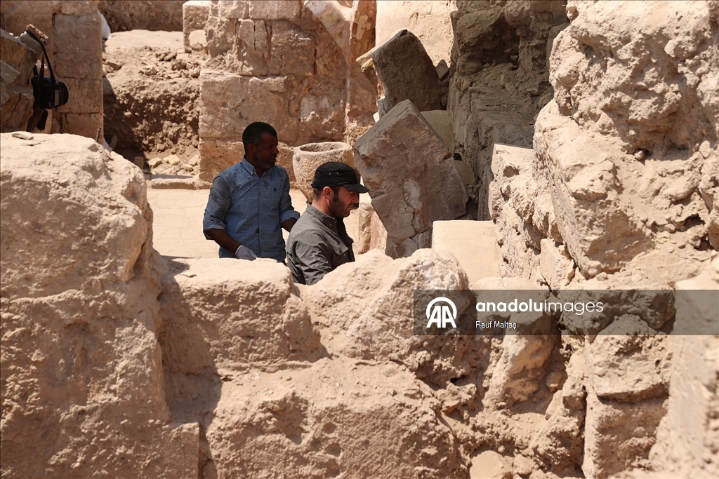Hava sıcaklığının 50 dereceye yaklaştığı Şanlıurfa'da tarihin izini sürüyorlar